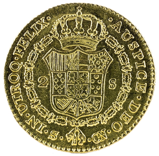 Oude Spaanse gouden munt van koning Carlos IV geïsoleerd