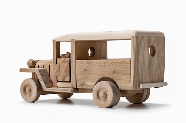 Oude speelgoedbus gemaakt van natuurlijk hout, achteraanzicht.