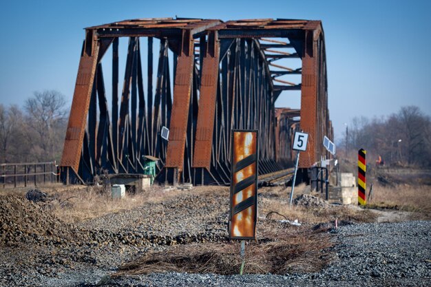 Foto oude spoorwegbrug over een rivier