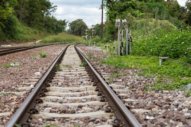 Oude spoorwegsporen, staalspoorweg voor treinen. sluit omhoog van leeg recht spoorwegspoor.