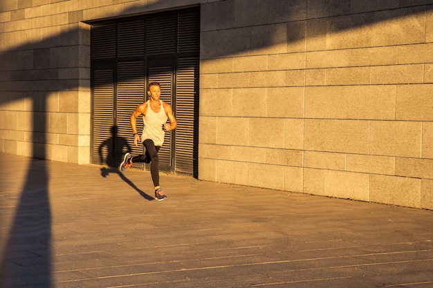 Oude sportman die op landweg loopt