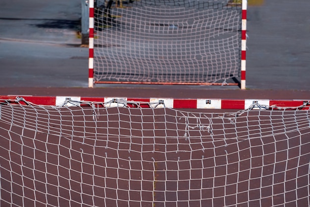 Foto oude sportuitrusting voor straatvoetbal goal