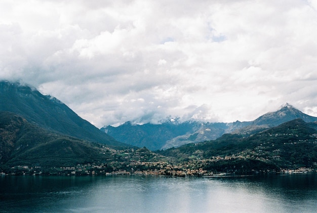 Oude stad aan de oever van het comomeer varenna italië