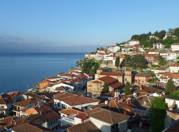 Oude stad aan waterkant van Meer Ohrid in ochtendzonlicht