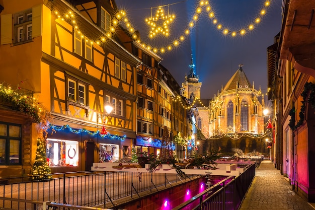 Oude stad Colmar versierd en verlicht voor kerst