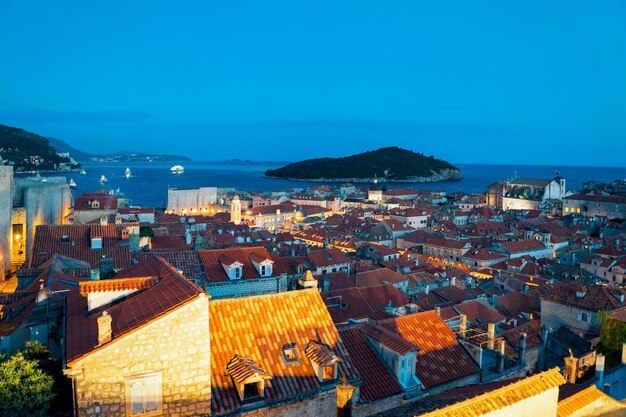 Oude stad Dubrovnik, eiland Lokrum en Adriatische zee 's nachts, Kroatië