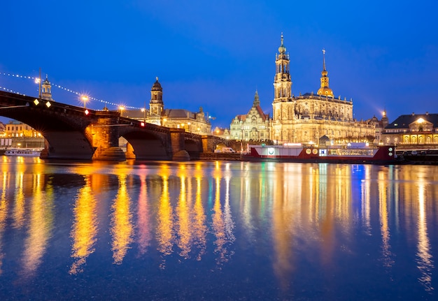 Oude stad en Elba 's nachts in Dresden, Duitsland