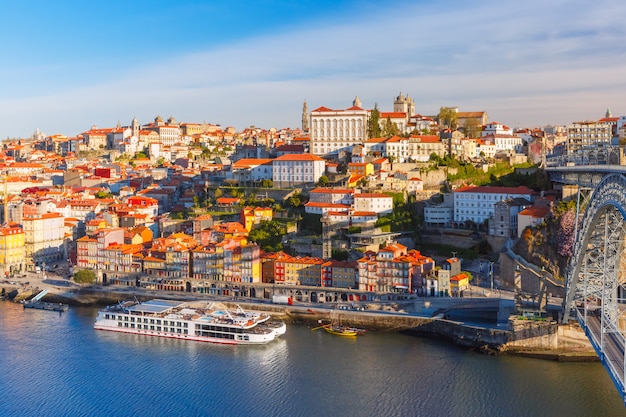 Oude stad en rivier de Douro in Porto, Portugal