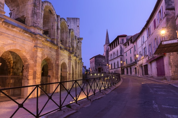 Oude stad en Romeins amfitheater van Arles tijdens het avondblauwe uur, Arles, Provence, Zuid-Frankrijk