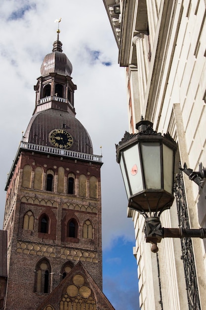 Oude stad in Riga, smalle straatjes, oude gebouwen en kerken, Riga, Letland