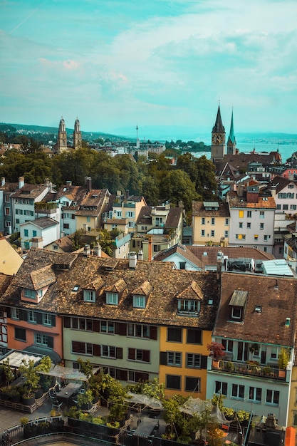 Oude stad in Zürich stad Zwitserland panorama met historische gebouwen en meer