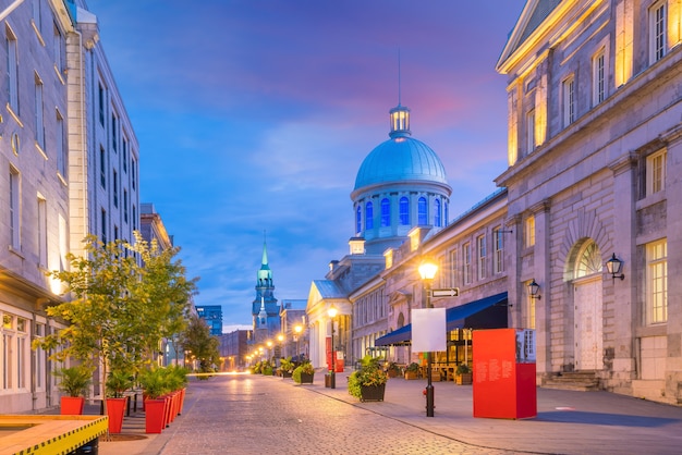 Oude stad Montreal bij beroemde geplaveide straten bij schemering in Canada