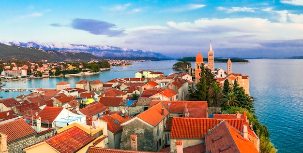 Oude stad Rab over zonsondergang Reis in Kroatië Rab-eiland