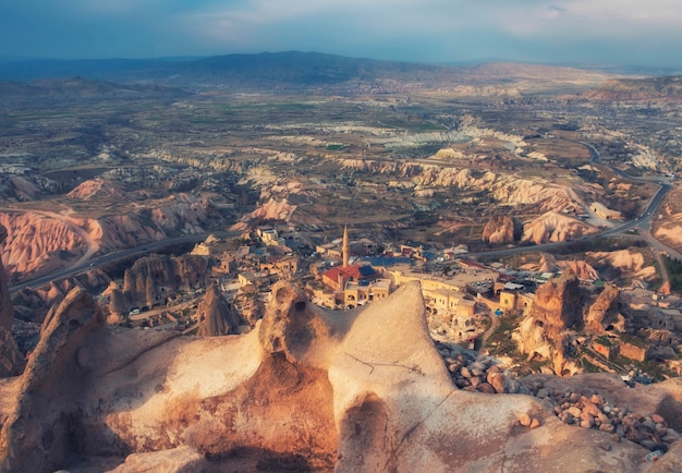 Oude stad Uchisar met residentiële woningen in grotten, Cappadocië, Turkije in het voorjaar, uitzicht vanaf het hoge kasteel