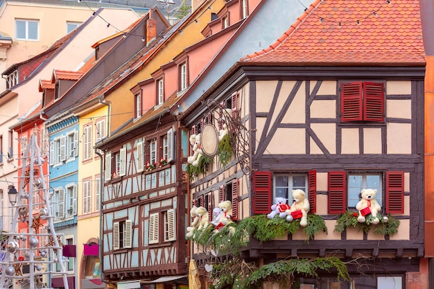 Oude stad van Colmar versierd en verlicht in de kersttijd Alsace Frankrijk