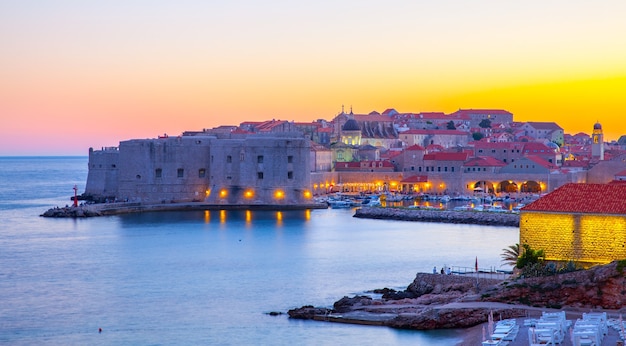 Oude stad van Dubrovnik bij zonsondergang, Kroatië