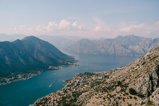 Oude stad van Kotor aan de kust van de baai, uitzicht vanaf de berg lovcen