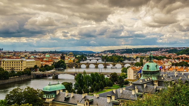 Oude stad van Praag. Tsjechië over de rivier de Moldau met de Sint-Vituskathedraal op de skyline. Praha panorama landschapsmening.