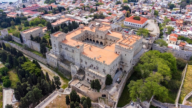 Oude stad van Rhodos met het paleis van de Grote Meester panoramisch uit de lucht op het eiland Rhodos in Griekenland