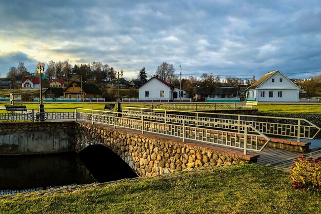 Oude stadsbrug van steen over rivier.