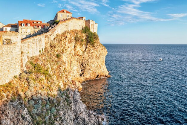 Oude stadsmuur in Dubrovnik, Kroatië. Mensen op de achtergrond