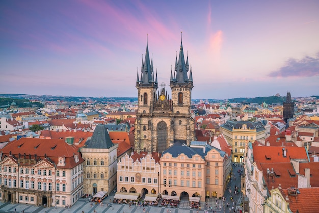 Oude stadsplein met Tyn kerk in Praag, Tsjechië bij zonsondergang