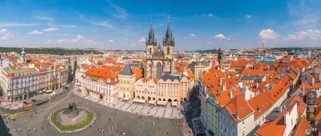 Oude Stadsplein met Tyn kerk in Praag, Tsjechië