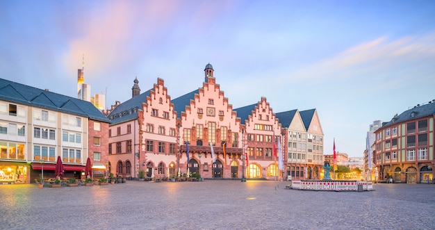 Oude stadsplein romerberg in het centrum van Frankfurt, Duitsland bij zonsopgang