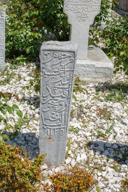 Oude steen op de graven in Istanboel