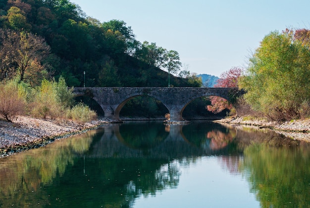 Foto oude stenen boogbrug over de rivier in montenegro