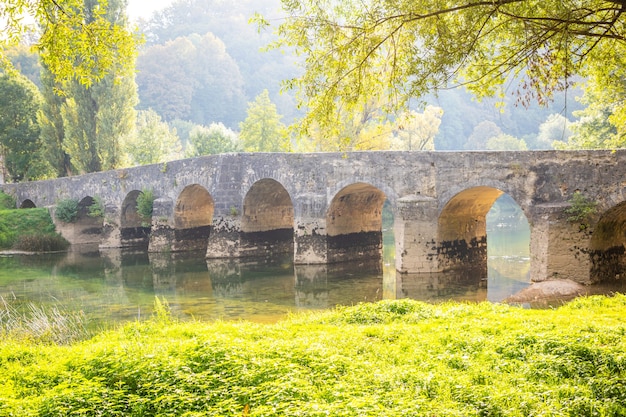 oude stenen brug over de rivier de dobra in karlovac, kroatië