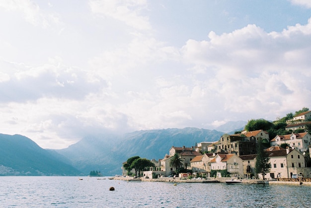 Oude stenen huizen aan de perast kust montenegro