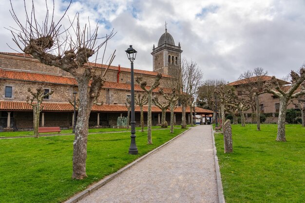 Oude stenen kerk met klooster van oude zuilen in het pittoreske dorpje Luanco Asturias