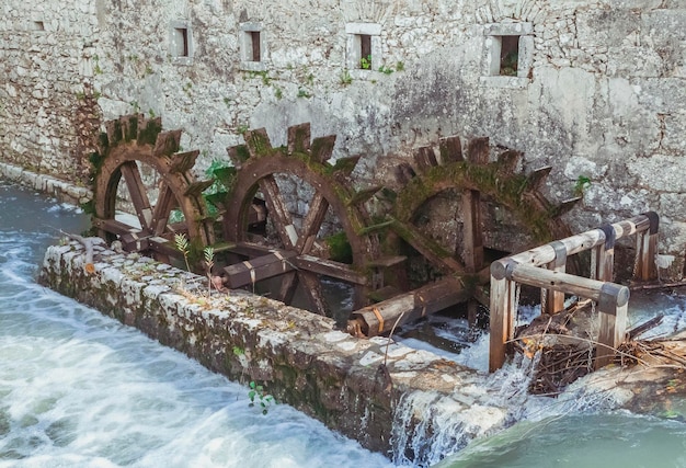 Oude stenen niet werkende watermolen in Slovenië