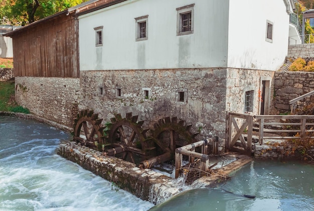 Oude stenen niet werkende watermolen in Slovenië