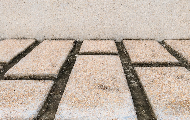 Oude stenen pad met stenen muur vloer textuur achtergrond na regen