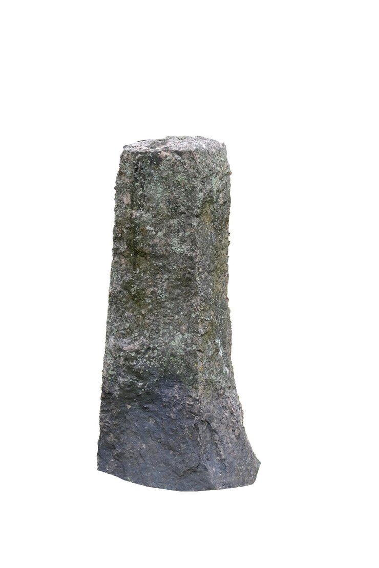 Foto oude stenen pilaar geïsoleerd op een witte achtergrond