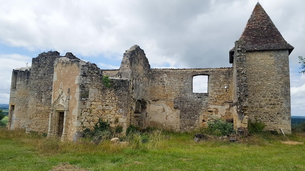 Oude stenen ruïnes van een kasteelhuis of landhuis in middeleeuws Frankrijk