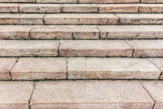 Oude stenen trap met treden gemaakt van granietblokken