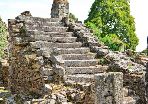 Oude stenen verwoeste trap