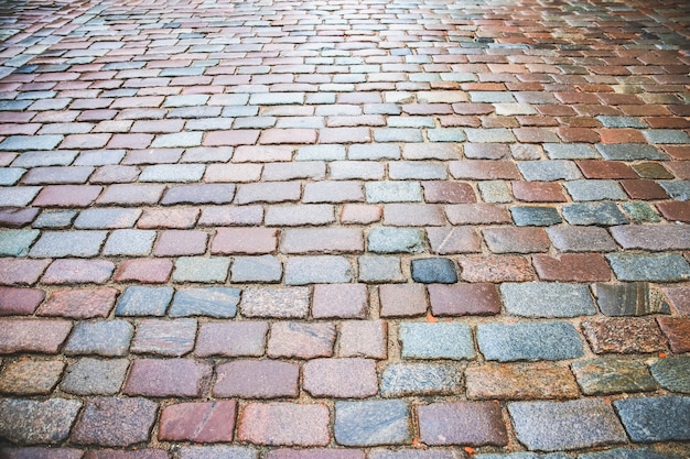 Oude stenen weg met kiezelstenen in de stad.