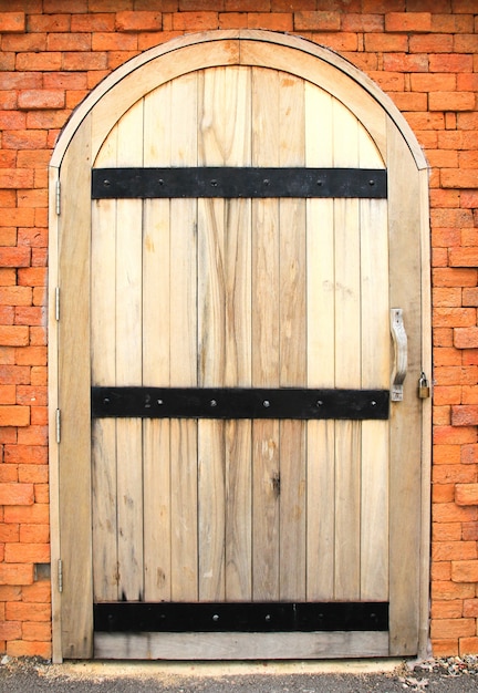 Foto oude stijl houten deur op bakstenen muur