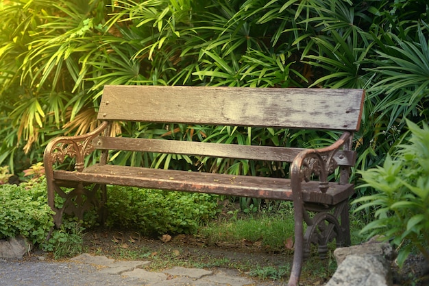 oude stijl, vintage houten bank of stoel in park met zonlicht