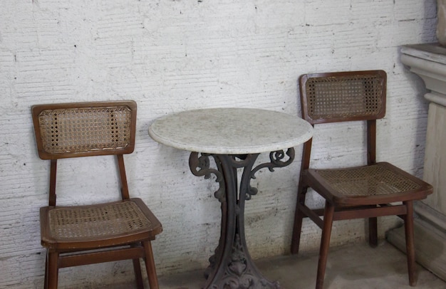 Oude stoel en tafel met coffeeshop
