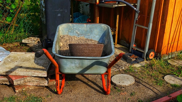 Foto oude stoel in de tuin.