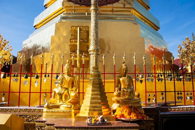 Oude stoepa of antieke chedi voor Thaise mensen en buitenlandse reizigers reizen bezoek en respect bidden zegen heilige mysterie aanbidding oude ruïnes Boeddha in Wat Phra That Cho Hae tempel in Phrae Thailand