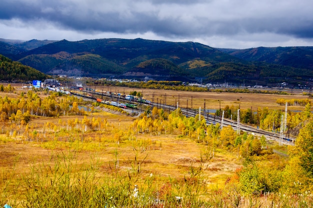 Oude stoomlocomotief in de Circum-Baikal Railway met rook in de herfst