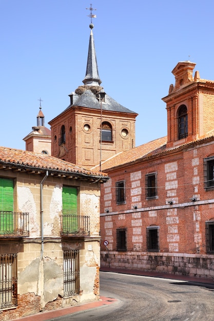 Oude straat in de buurt van de Oidor-kerk in Alcala de Henares, Spanje