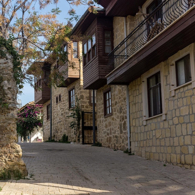 Oude straat in de historische wijk Side in Manavgat, Turkije