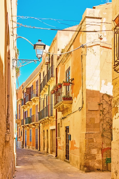 Oude straat in de oude stad van Syracuse, Sicilië, Italië